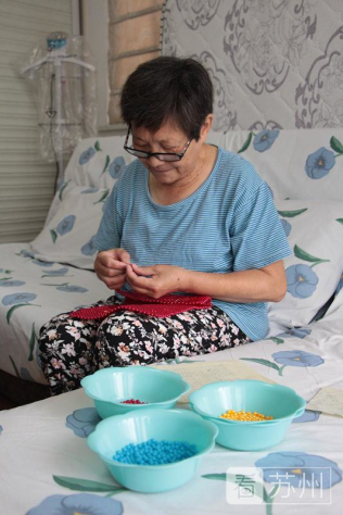 1912顆！退休老黨員用彩珠串起心中的黨旗！